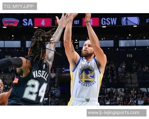 理查德成为球队历史第三位新秀单场30分5三分与库里穆迪并肩前行